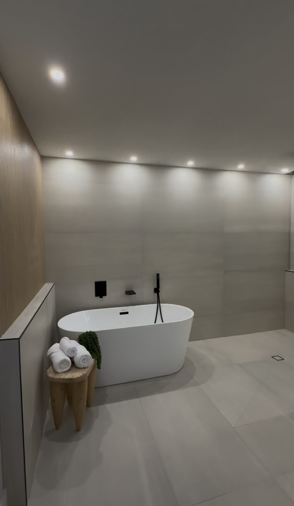 Minimal spa bath