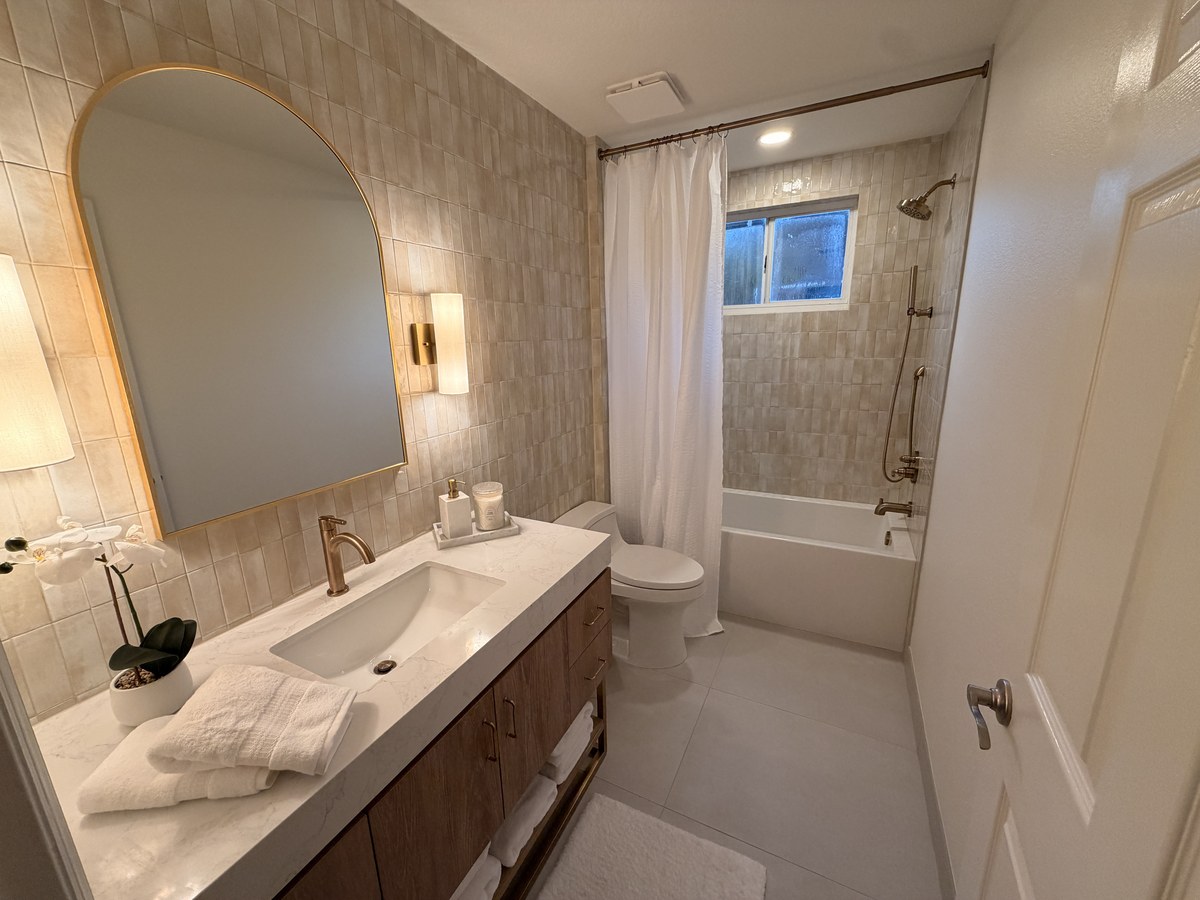 Double-vanity bath with arched mirror